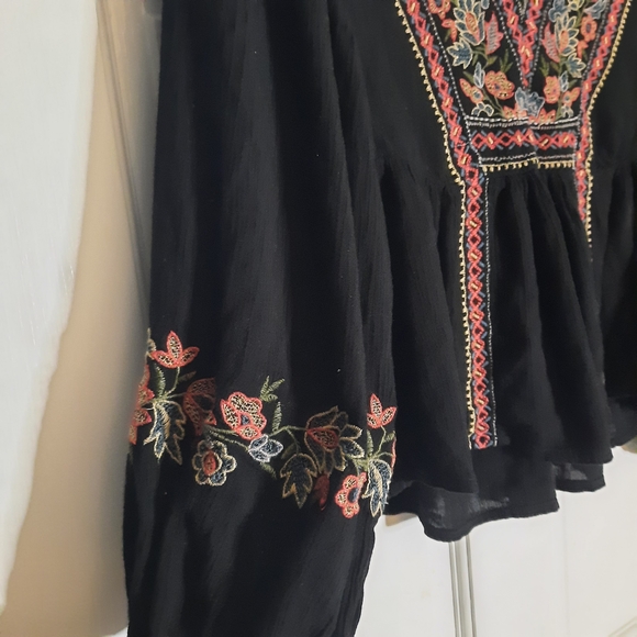 American Eagle Outfitters Black Floral Embroidered Blouse - Picture 2 of 5